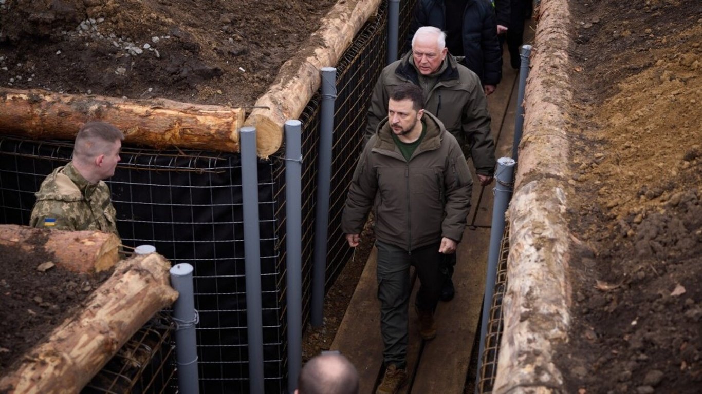 Зеленский посетил строительство фортификационных сооружений в Сумской области