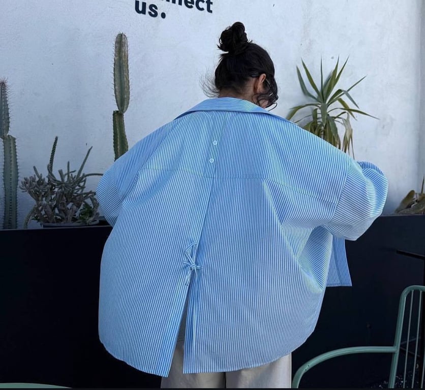 Елегантна сорочка у смужку у тренді 2025 року