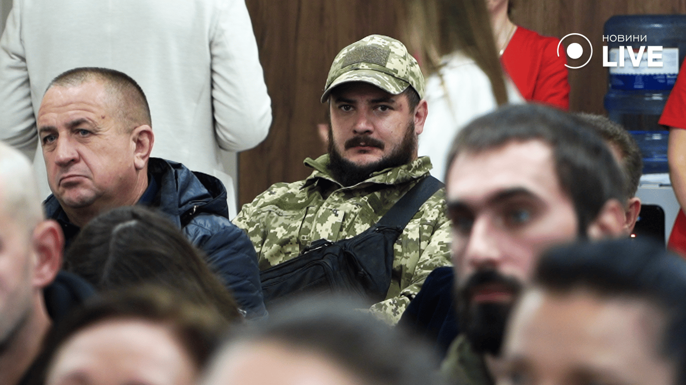 Военный слушает выступление Юлии Тимошенко. Фото: Новини.LIVE/ Юлия Браславская