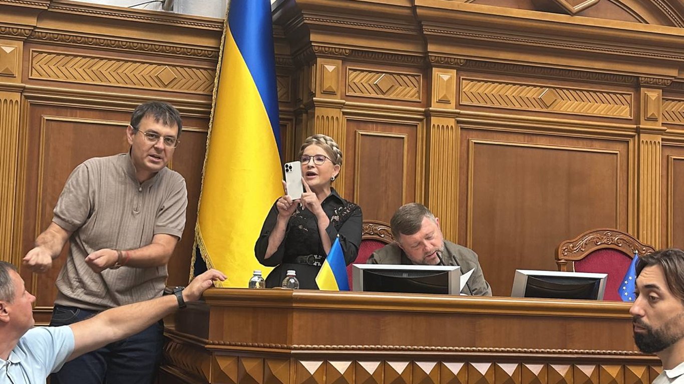 Тимошенко заблокировала трибуну, чтобы не голосовать за возобновление декларирования, — Арахамия