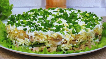 Салат з куркою та грибами "Емеральд" на святковий стіл — рецепт - 290x166