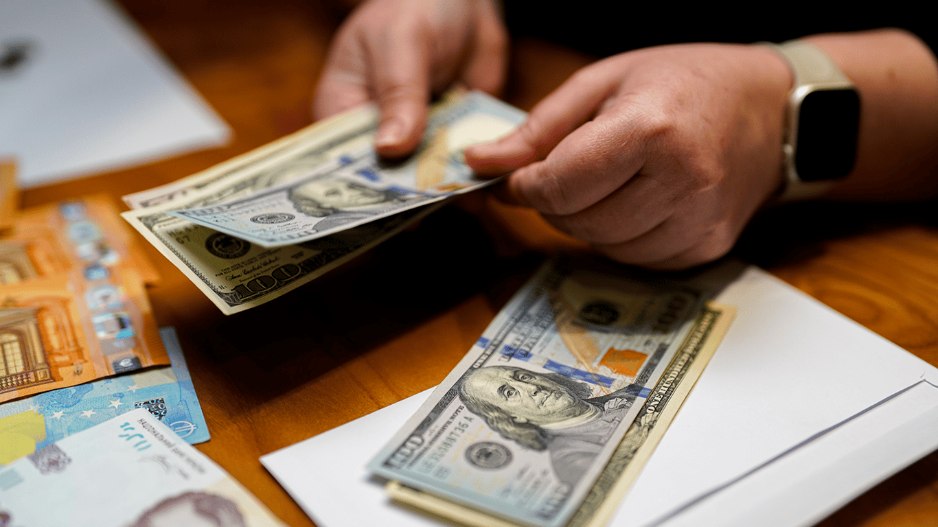 Долар на чорному ринку змінив вектор: курс валюти 21 квітня