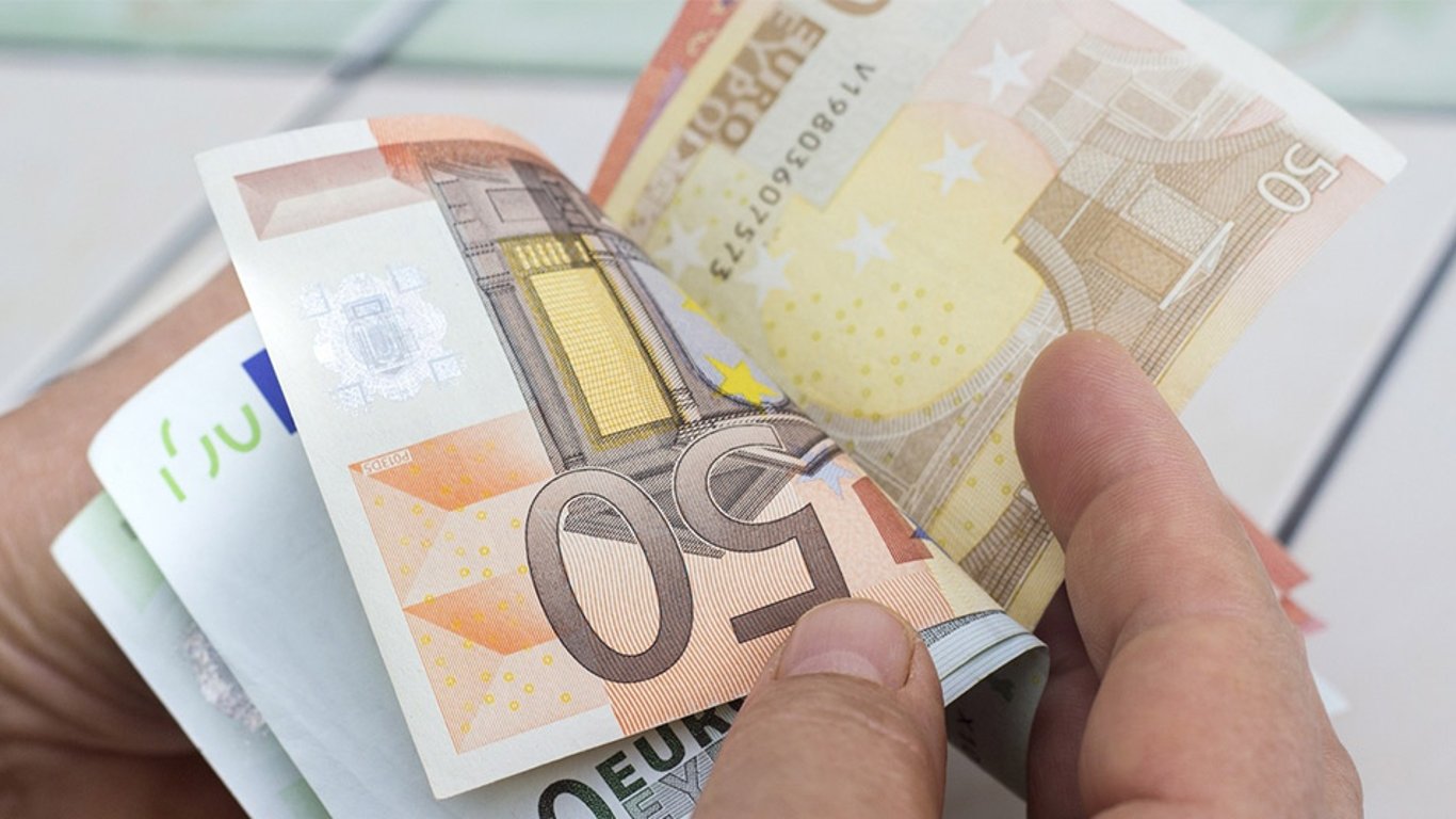 ПриватБанк дозволив переказувати кошти з польських і німецьких карток через Приват24