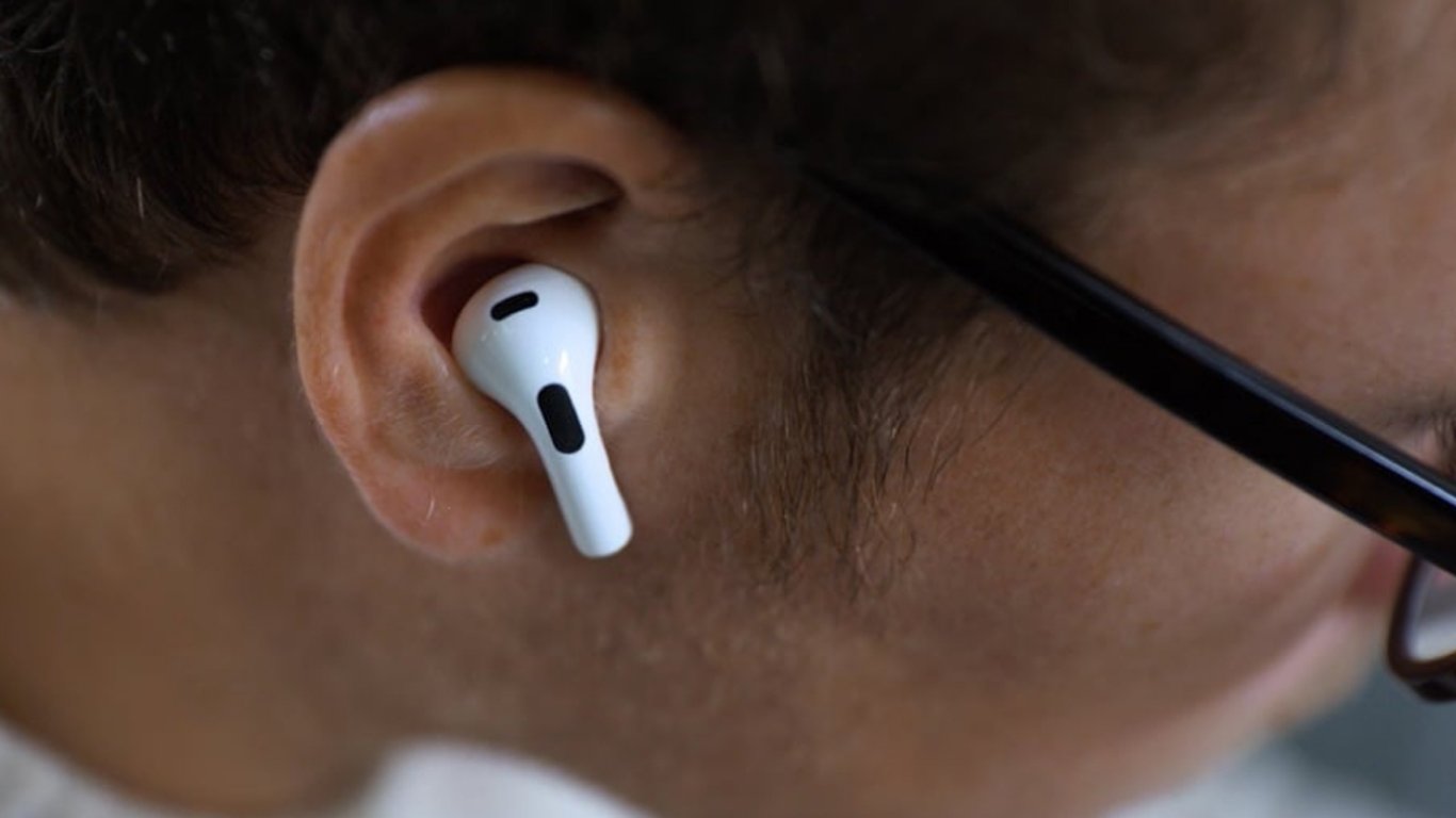 Щоб не треба було заряджати: інженер перетворив Apple AirPods на дротові навушники
