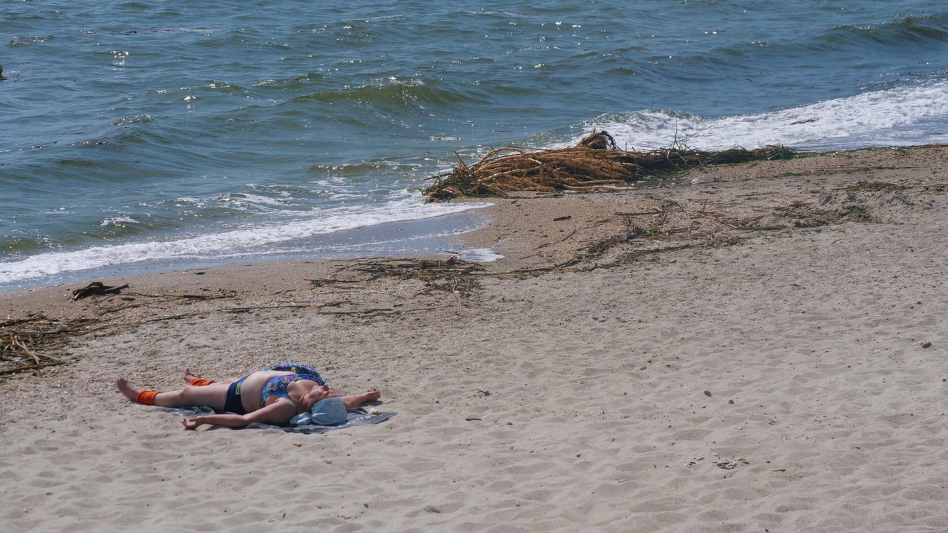 Люди відпочивають на пляжі