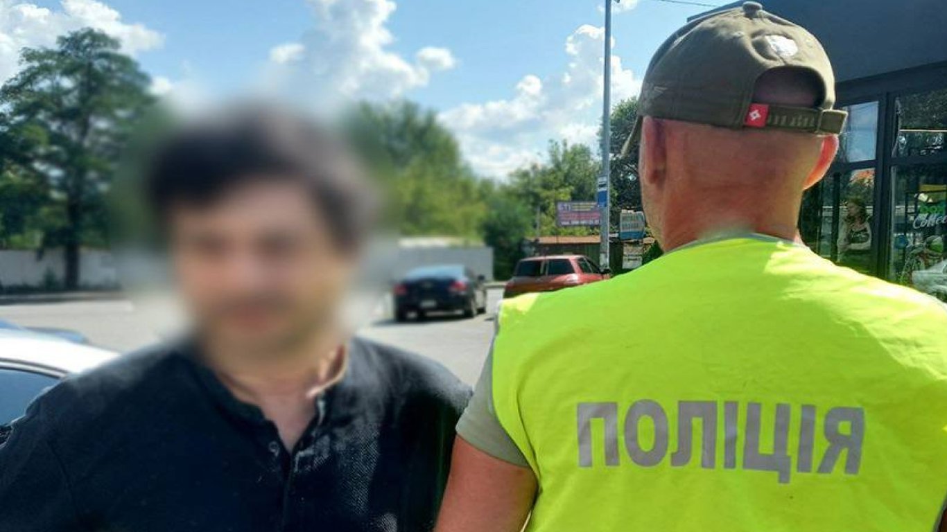 Поліція Києва заарештувала шахрая, який видурив тисячі доларів у пенсіонера