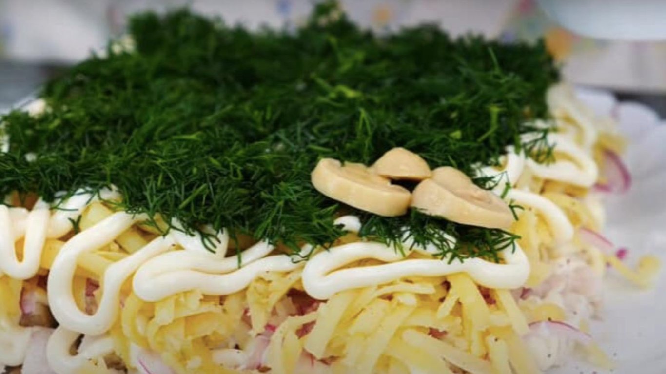 салат слоями с курицей и грибами