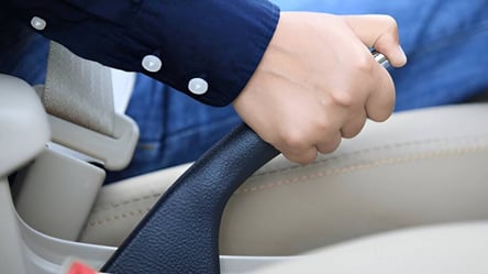 Почему не стоит делать длительную стоянку авто на ручном тормозе - 285x160