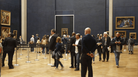 В Лувре думают о переносе картины Мона Лиза в подвал — что произошло - 285x160