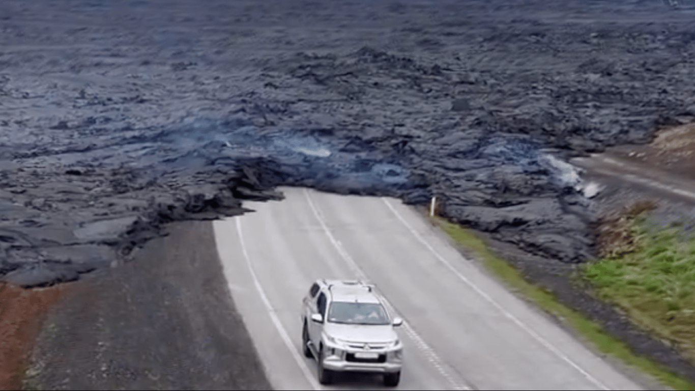 В Исландии после извержения вулкана лава заблокировала дорогу