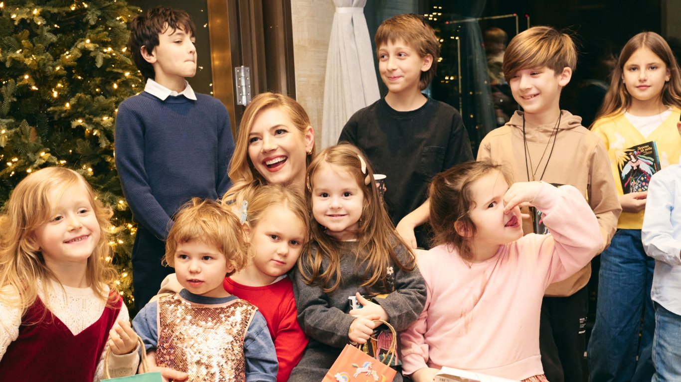 Лагерта читає українські казки — Кетрін Винник рятує серця дітей - фото 1