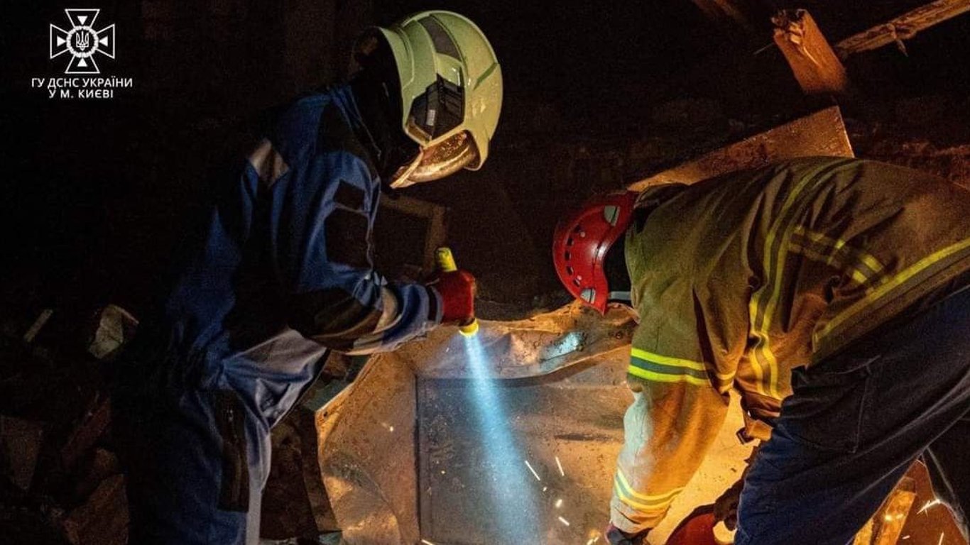 У Києві з-під завалів рятувальники дістали тіла ще двох загиблих