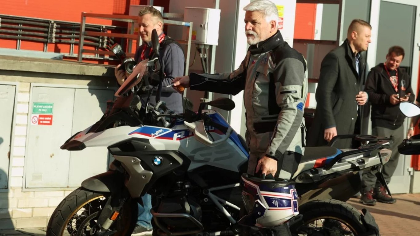 Президент Чехії втрапив у скандал через небезпечну їзду на мотоциклі