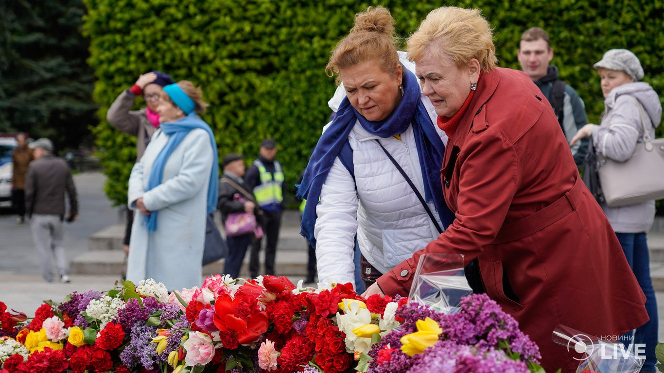 Покладання квітів біля Вічного вогню в Києві 9 травня. Фоторепортаж
