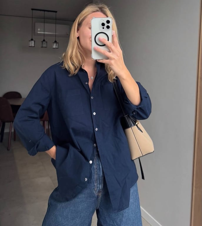 З темно-синьою сорочкою вийде стильний образ