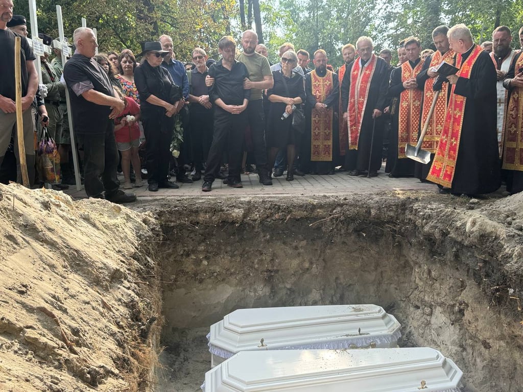 Батько родини на похованні. Фото: Новини.LIVE