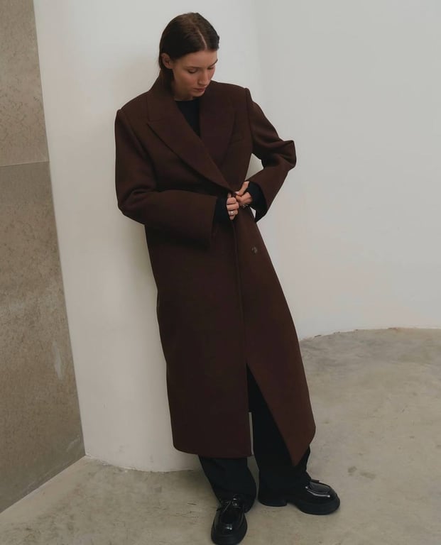 Пальто в коричневом цвете подойдут для зимы-весны 2025