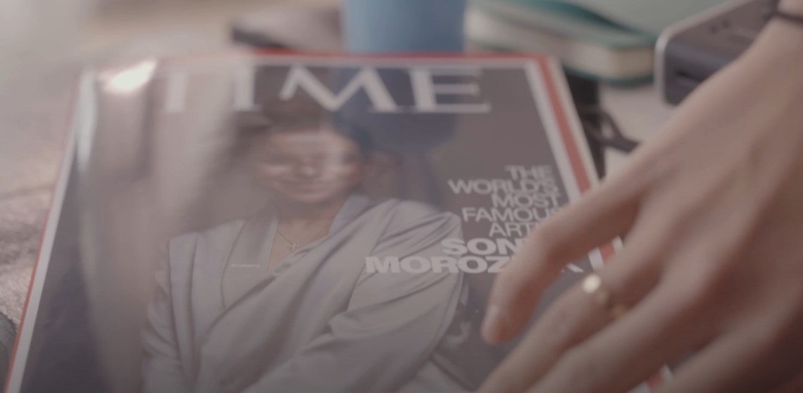 В ультракоротких шортах и кружевах — скандальная художница Соня Морозюк удивила первым клипом - фото 2