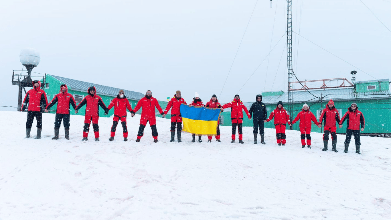 В Антарктиде украинские полярники создали живую цепь единства ко Дню Соборности Украины