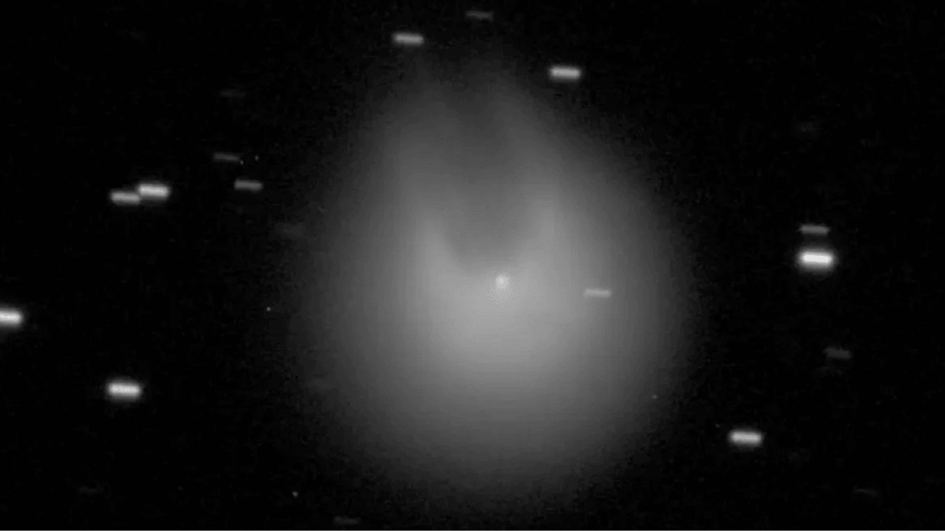 Комета, которая приближается к Земле, образовала яркие "рога"