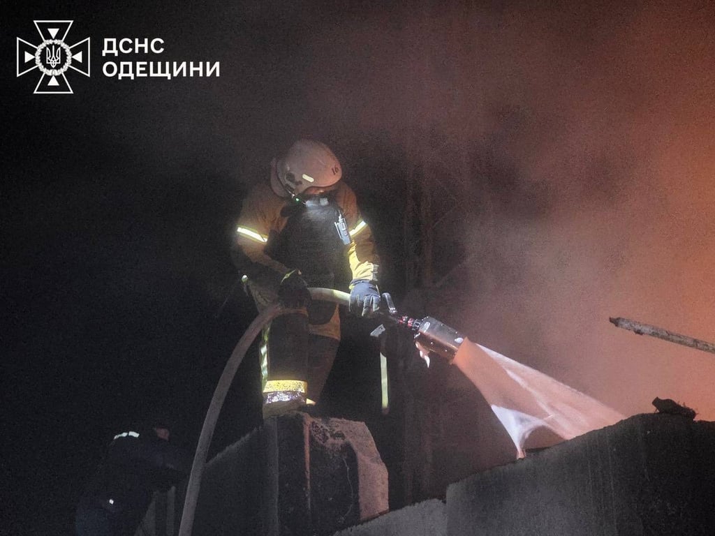 Рятувальник працює на місці влучання