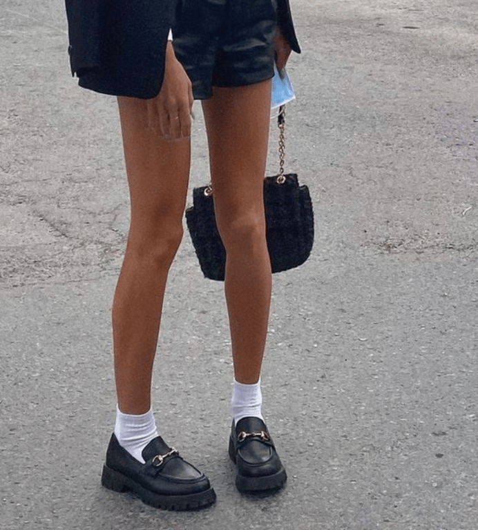 Молодая девушка в стильном образе с черными лоферами