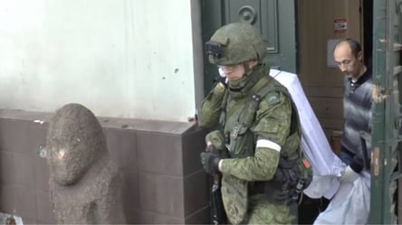 ​​​​​​​Росіяни грабують вцілілі квартири у окупованому Маріуполі - 285x160