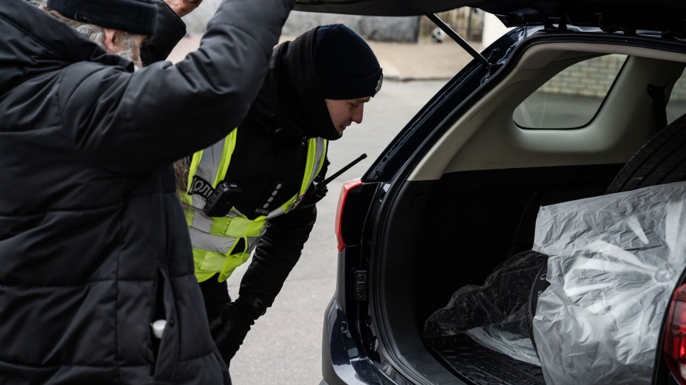 В Харьковской области полицейские задержали водителя с оружием