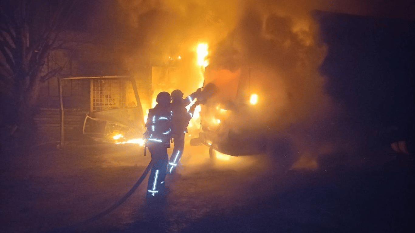 Последствия дроновой атаки на Харьков — на местах повреждений пожары