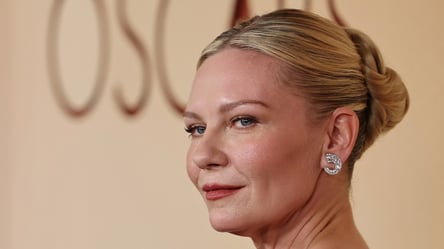 Розовый акцент сделал гостиную Кирстен Данст стильным пространством (фото) - 285x160