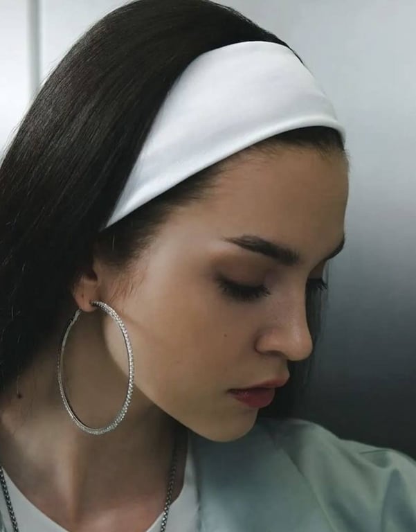 Wide headbands are back in fashion