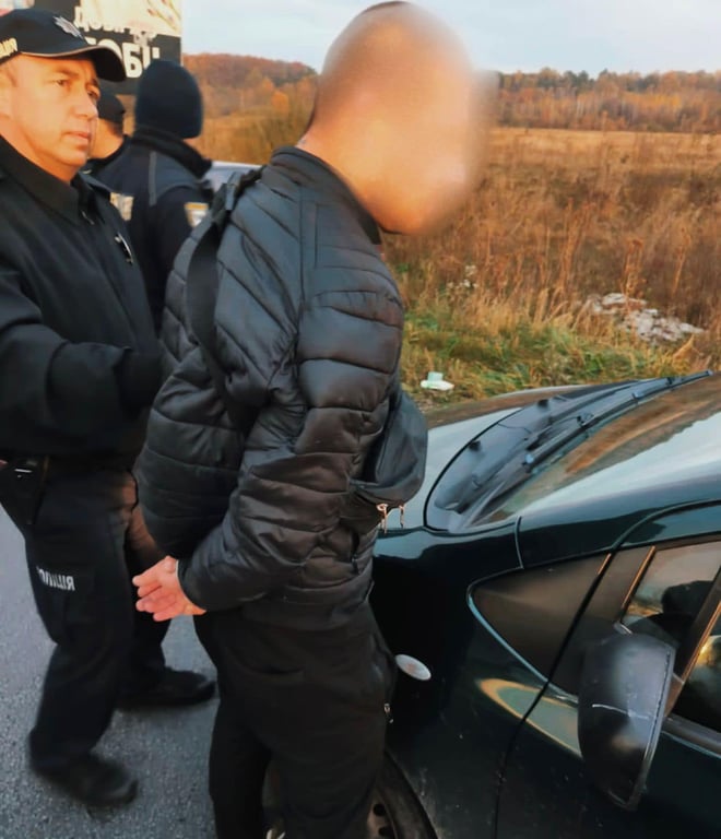 правоохранители и задержанный мужчина, совершивший нападение на АЗС на Прикарпатье