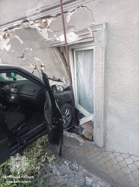 У Львові водійка під дією наркотиків протаранила будинок - фото 1