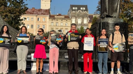Это оружие — львовяне вышли на акцию поддержки украинского языка - 285x160