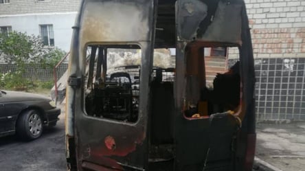 Подожгли авто и скрылись — в Одессе снова горел бус военного - 285x160