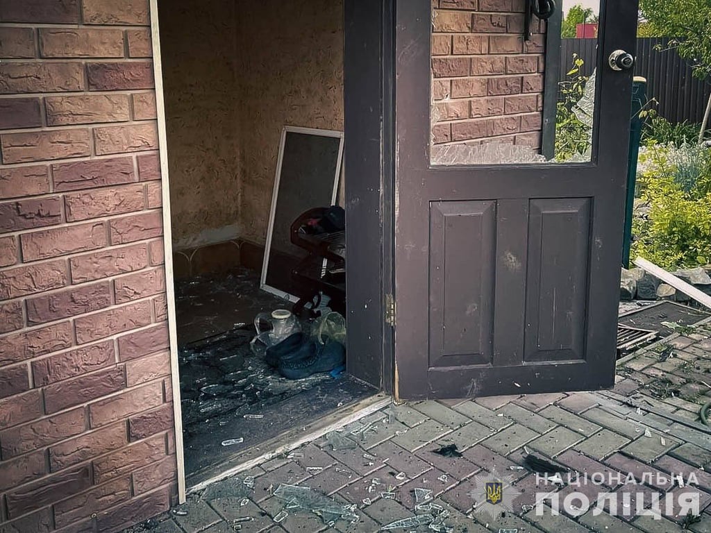 Зруйнована обстрілом будівля