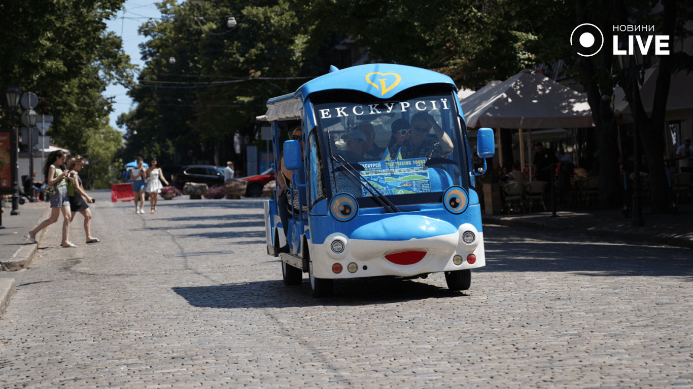Екскурсійний автобус на Дерибасівській. Фото: Новини.LIVE