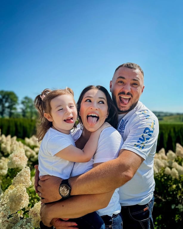 Наталка Карпа зачарувала сімейною фотосесією у квітучому полі - фото 2