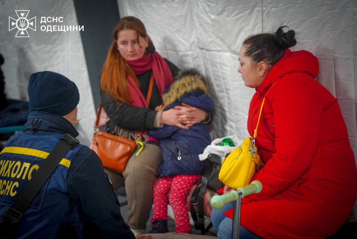 Матір з дитиною отримують психологічну допомогу після обстрілу