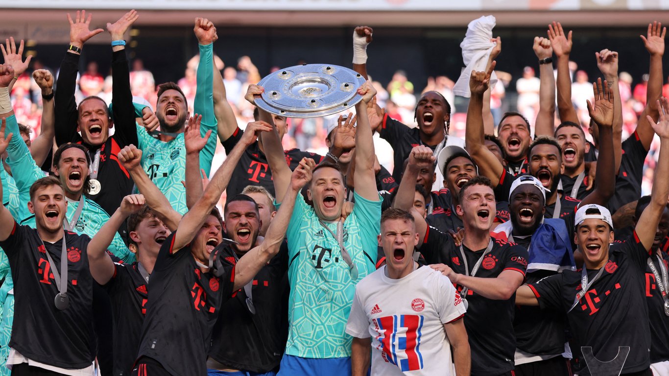 "Боруссия" теряет золото Бундеслиги, а "Бавария" бьет чемпионский рекорд