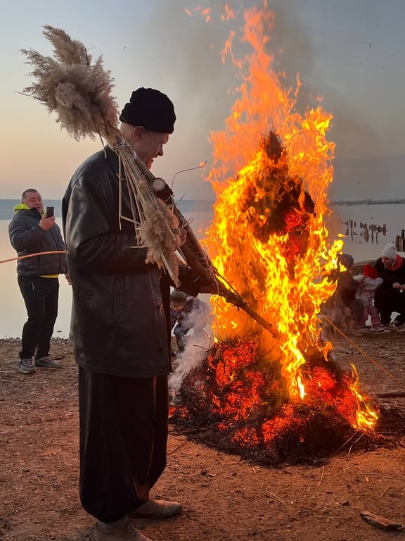 Чоловік біля вогню