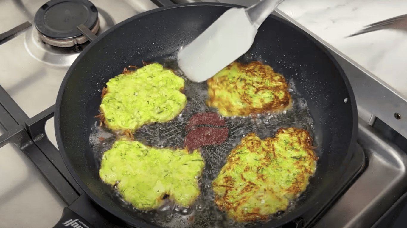 дуже простий рецепт смачних дерунів з кабачка 