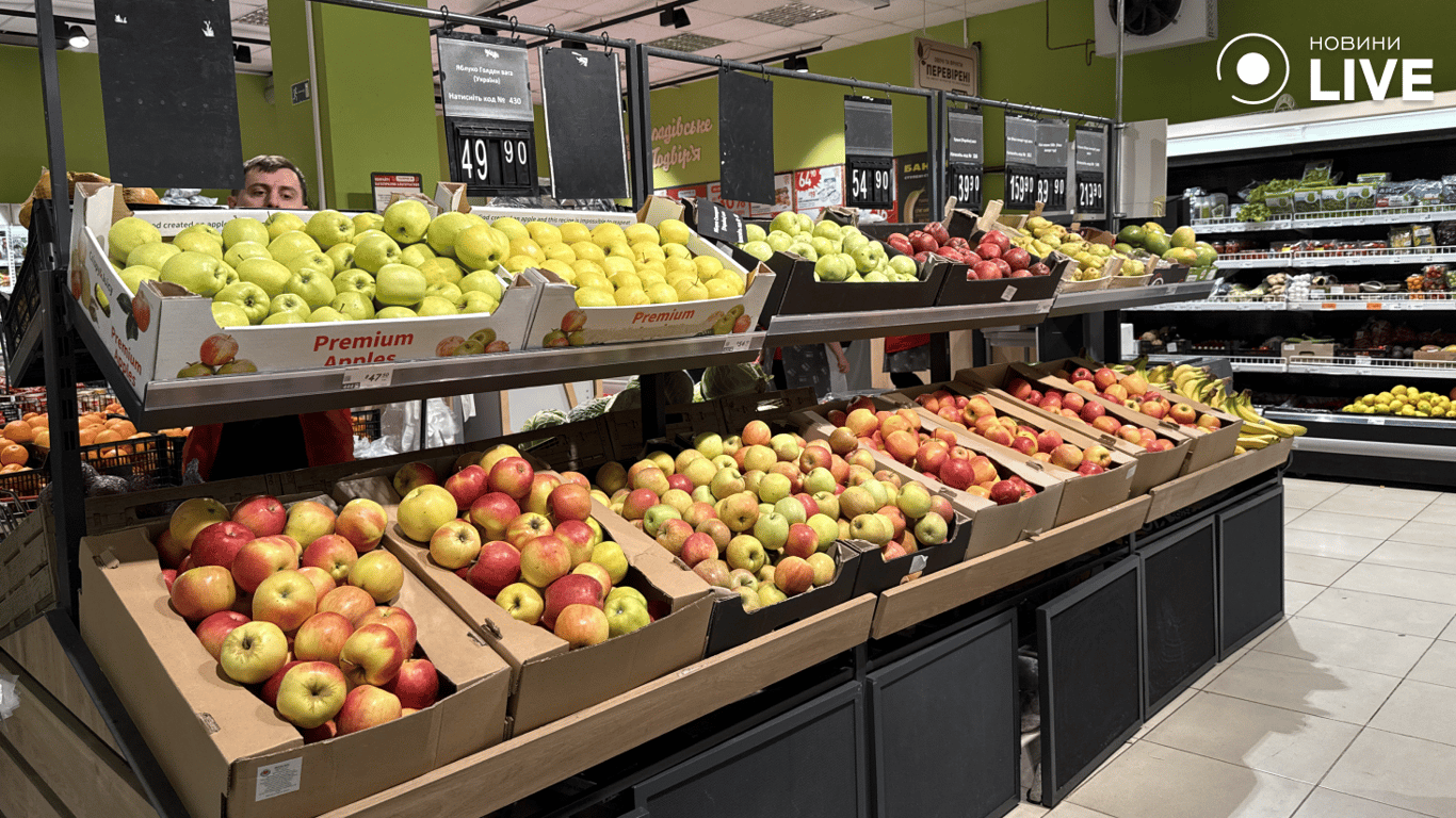 Фрукти на прилавках магазину 