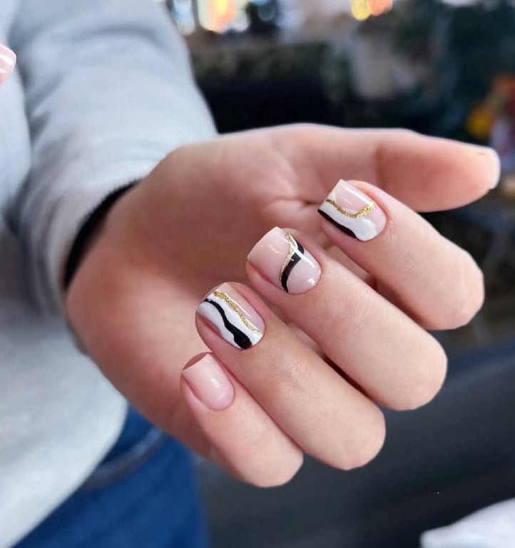 Манікюр на квадратних із заокругленими кутами нігтях