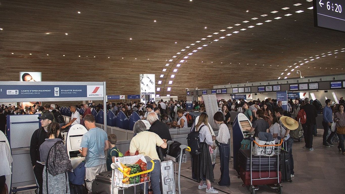 Из польского аэропорта эвакуировали 400 человек: что произошло
