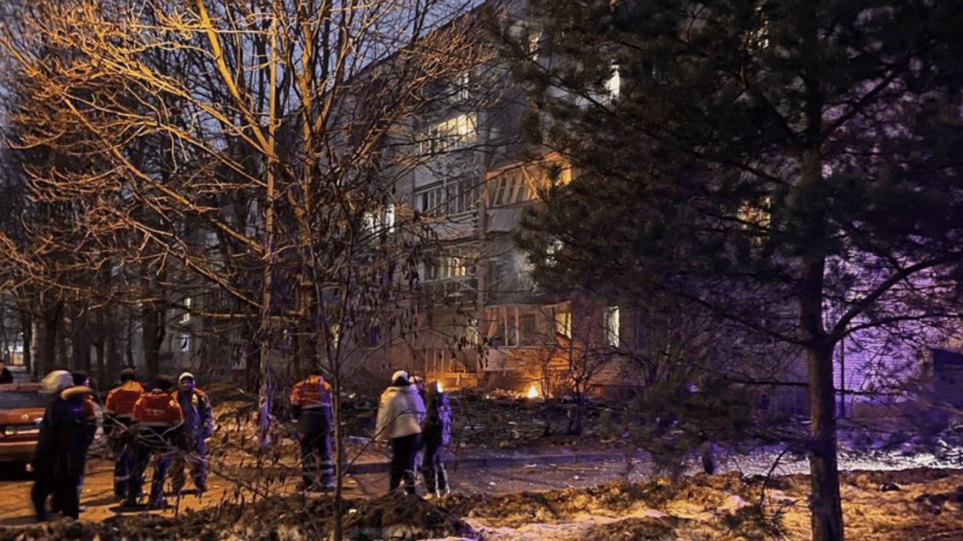У Санкт-Петербурзі було чутно вибухи — дрон пошкодив будинок