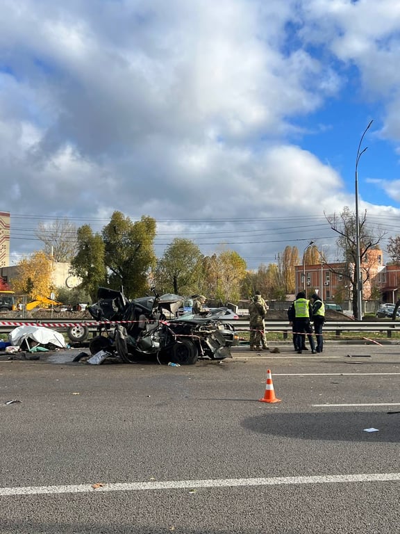 автобус влетів в машини у Києві