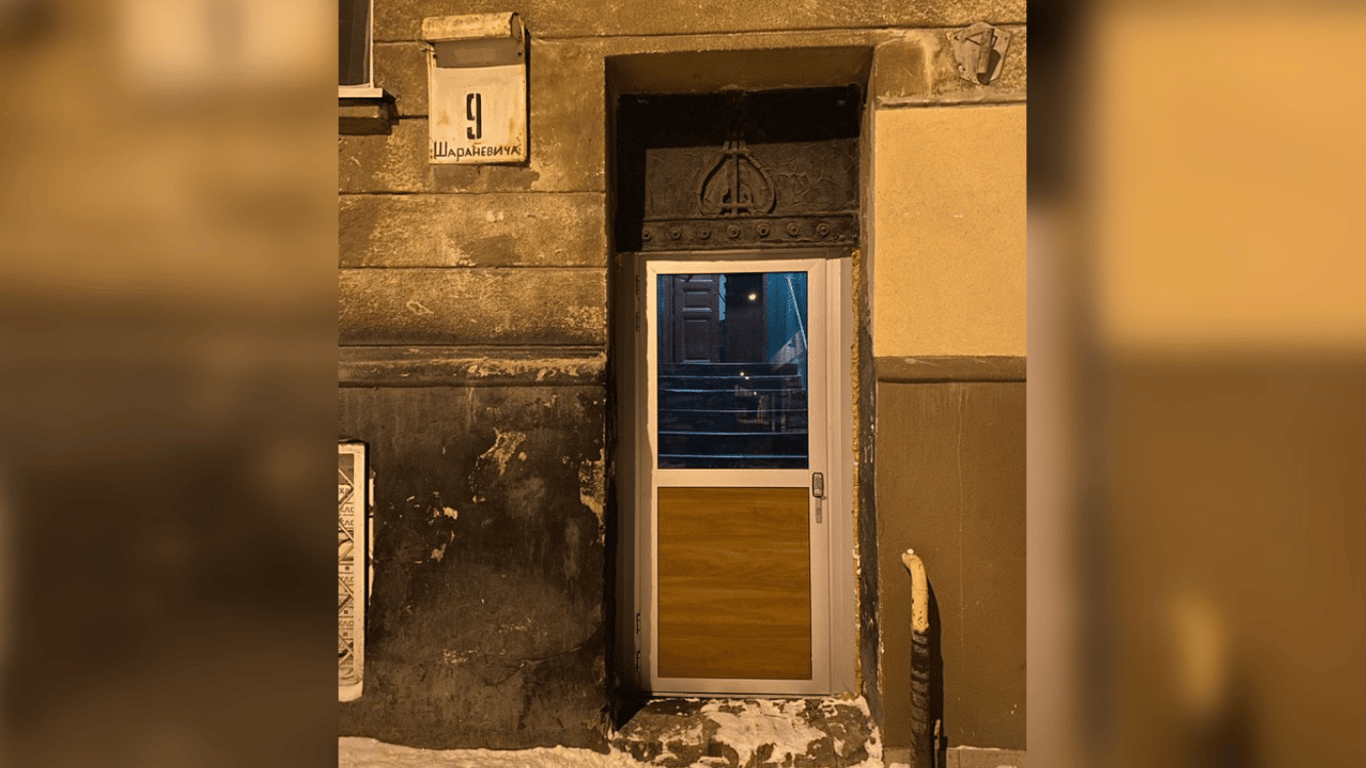 Жители одной из улиц Львова заменили историческую браму на пластиковые двери