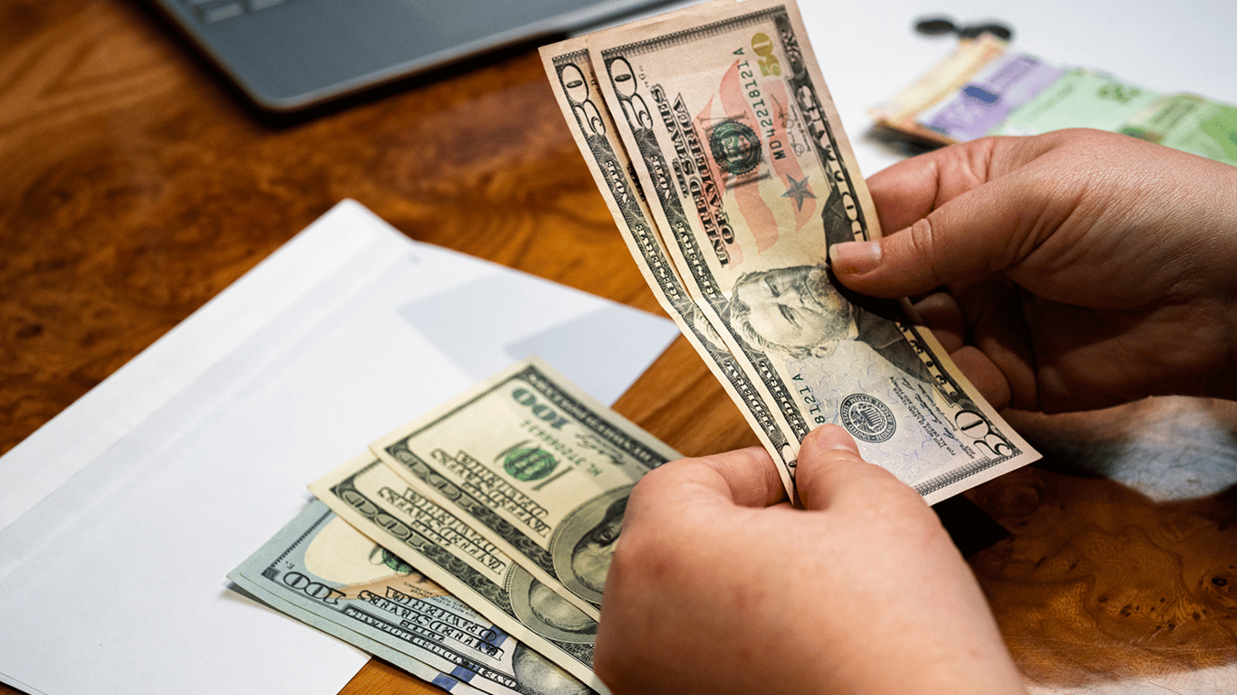 Доллар на черном рынке устроил качели: актуальный курс валюты