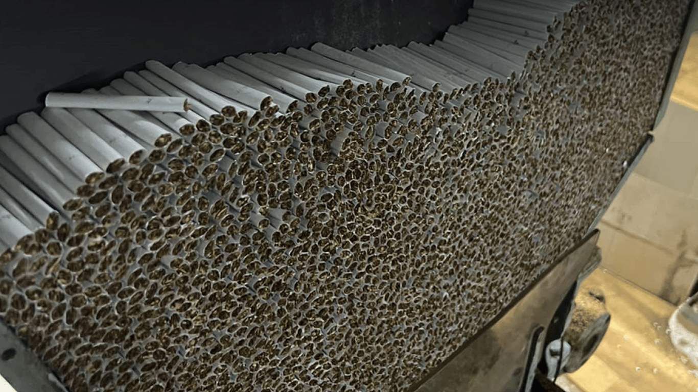 Вырабатывали сигареты в промышленных масштабах — на Одесчине задержали преступников